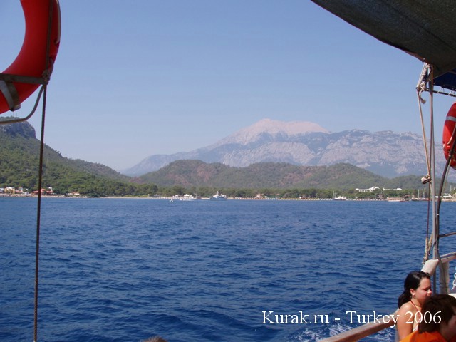 вид с моря на горы